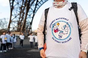 40 Schoolchildren Climb The Steps Of The Eiffel Tower - Paris