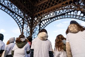 40 Schoolchildren Climb The Steps Of The Eiffel Tower - Paris