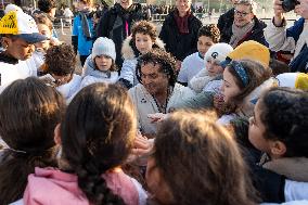 40 Schoolchildren Climb The Steps Of The Eiffel Tower - Paris