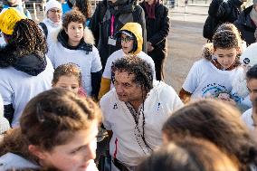 40 Schoolchildren Climb The Steps Of The Eiffel Tower - Paris