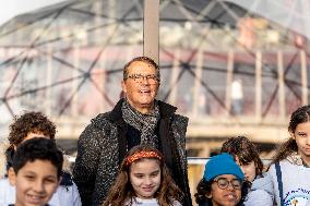 40 Schoolchildren Climb The Steps Of The Eiffel Tower - Paris