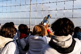 40 Schoolchildren Climb The Steps Of The Eiffel Tower - Paris