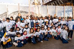 40 Schoolchildren Climb The Steps Of The Eiffel Tower - Paris