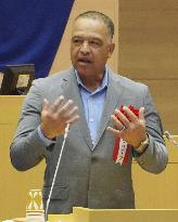 Dodgers manager Roberts in Okinawa