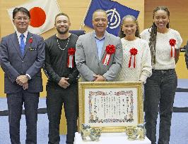 Dodgers manager Roberts in Okinawa