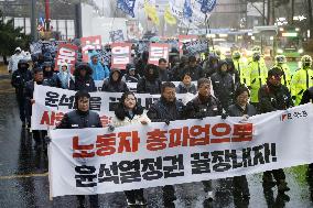 People call for S. Korean president Yoon's resignation