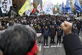 People call for S. Korean president Yoon's resignation