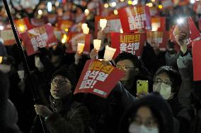 People call for S. Korean president Yoon's resignation