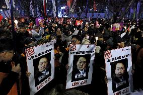 People call for S. Korean president Yoon's resignation