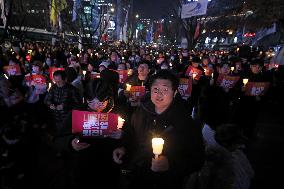 People call for S. Korean president Yoon's resignation