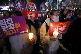 People call for S. Korean president Yoon's resignation