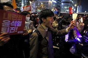 People call for S. Korean president Yoon's resignation