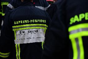 Firefighters Demonstrate In Lyon