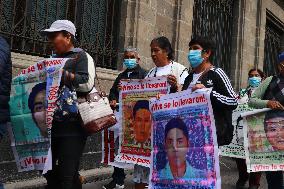 Relatives Of 43 Ayotzinapa Students Disappearance Meet Whit Mexican President