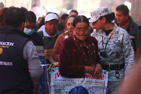 Relatives Of 43 Ayotzinapa Students Disappearance Meet Whit Mexican President