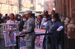 Relatives Of 43 Ayotzinapa Students Disappearance Meet Whit Mexican President