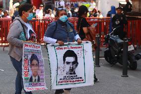 Relatives Of 43 Ayotzinapa Students Disappearance Meet Whit Mexican President