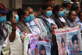 Relatives Of 43 Ayotzinapa Students Disappearance Meet Whit Mexican President