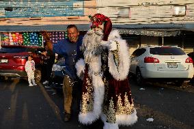 Santa Claus Tours Sonora Market In Mexico City