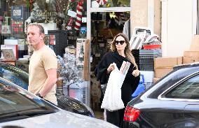 Angelina Jolie Shopping - Paris