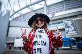 Fans At Taylor Swift Concert - Vancouver