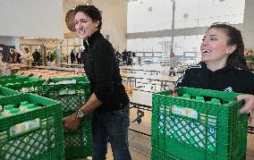 Justin Trudeau Packs Cristmas Baskets In Montreal