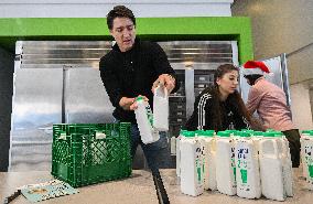 Justin Trudeau Packs Cristmas Baskets In Montreal