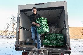 Justin Trudeau Packs Cristmas Baskets In Montreal