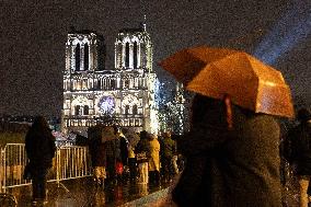 Crowds during Notre-Dame Cathedral re-opening ceremony - Paris