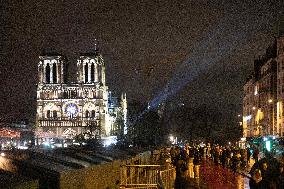 Crowds during Notre-Dame Cathedral re-opening ceremony - Paris