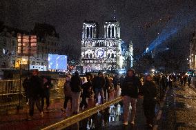 Crowds during Notre-Dame Cathedral re-opening ceremony - Paris