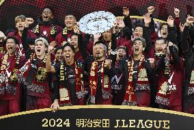 Football: Kobe defend J-League crown