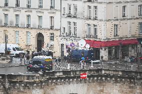 Atmosphere During First Mass For The Public Notre-Dame Cathedral - Paris