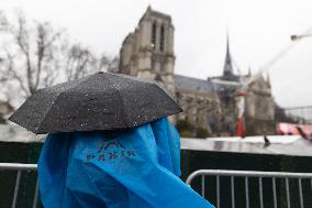 People attend the first mass outside Notre Dame Cathedral - Paris