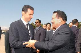 Syrian president Bashar El Assad receives his Egyptian counterpart Hosni Moubarak in Damascus