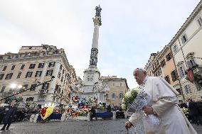 Pope Francis Prays In Front Of Virgin Mary Statue - Rome