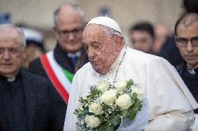 Pope Francis Prays In Front Of Virgin Mary Statue - Rome