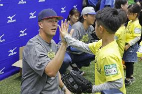 Baseball: Baseball clinic by MLB players