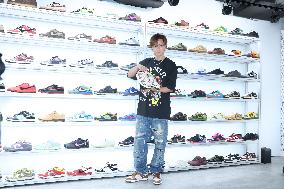 Singer Show Lo