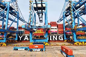 The Total Import And Export Value of China's Goods Trade Increased