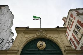 Syrian Revolution flag on the Syrian embassy in Paris FA