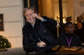 Paul McCartney greets fans outside the Ritz Hotel - Madrid