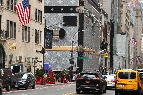 Louis Vuitton Iconic Trunks Scaffolding - NYC