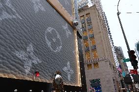 Louis Vuitton Iconic Trunks Scaffolding - NYC