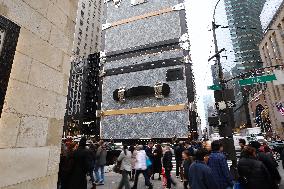 Louis Vuitton Iconic Trunks Scaffolding - NYC