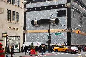 Louis Vuitton Iconic Trunks Scaffolding - NYC