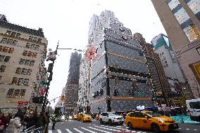 Louis Vuitton Iconic Trunks Scaffolding - NYC