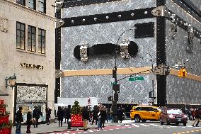 Louis Vuitton Iconic Trunks Scaffolding - NYC