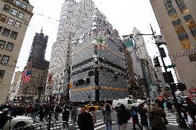 Louis Vuitton Iconic Trunks Scaffolding - NYC