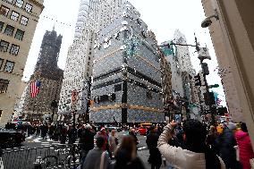 Louis Vuitton Iconic Trunks Scaffolding - NYC